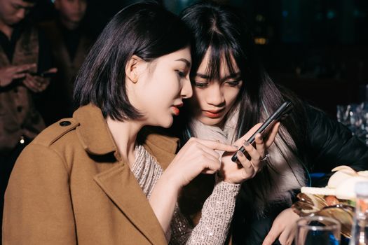 Unlock the Magic: Why Going Phone-Free at Festivals Boosts Fun & Connection